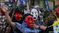 Ribuan peserta Pawai Karnaval Budaya Topeng Tradisional mengenakan topeng khas Lampung. Foto: Tommy Saputra/detikcom