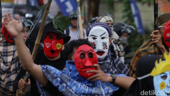 Festival Krakatau 2023 Pawai Karnaval Budaya Topeng Tradisional 'Mask Land' Lampung.