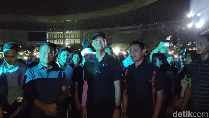 Ganjar Pranowo nonton konser Dies Natalis ke-5 SMA Pradita Dirgantara di Stadion Manahan, Solo, Sabtu (8/7/2023).