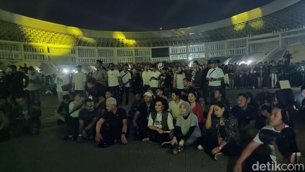 Ganjar Pranowo nonton konser Dies Natalis ke-5 SMA Pradita Dirgantara di Stadion Manahan, Solo, Sabtu (8/7/2023).