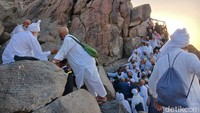 Sekitar 5 km dari Masjidil Haram, jemaah haji bisa mengunjungi Gua Hira di Jabal Nur. Ini adalah tempat Rasulullah SAW menerima wahyu pertama. Foto: Erwin Dariyanto/detikcom