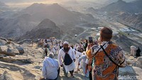 Akses menuju Gua Hira di Jabal Nur cukup menantang. Meski sudah dibuat anak tangga, namun sudut kemiringan pendakian yang mencapai 45 sampai 75 derajat cukup menguras tenaga. Foto: Erwin Dariyanto/detikcom