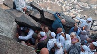 Pengunjung berebut masuk ke dalam Gua Hira di Jabal Nur, Sabtu 8 Juli 2023. Foto: Erwin Dariyanto/detikcom