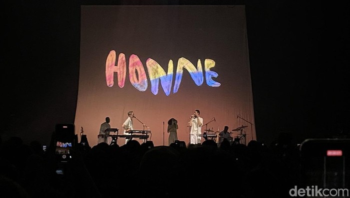 Honne saat konser di Jakarta.