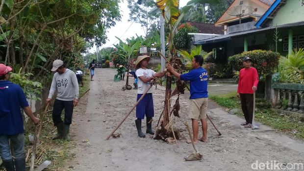 Jalan rusak desa semen Blitar