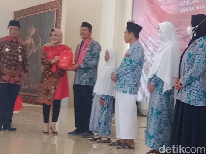 Jemaah calon haji asal Klaten saat berpamitan kepada Bupati Klaten Sri Mulyani, awal Juni 2023.