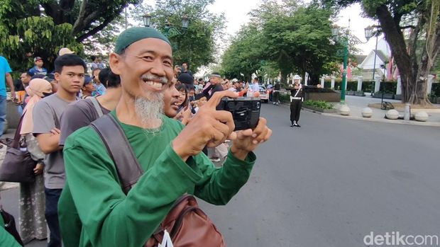 Jokowi berkunjung ke Jogja, warga memadati depan Istana Kepresidenan Gedung Agung kawasan Malioboro, Sabtu (8/7/2023).