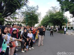 Jokowi ke Jogja, Warga Padati Depan Gedung Agung Malioboro
