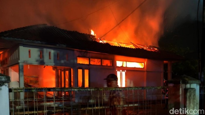 Kantor PKBM Bina Pandu Mandiri Ciamis terbakar.