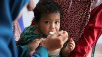 Bayi yang diperiksa di posyandu diberikan makanan tambahan untuk memaksimalkan tumbuh kembangnya. 