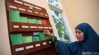Data ibu hamil tersimpan rapi di Posyandu Kelurahan Layana Indah, Palu, Sulawesi Tengah. 