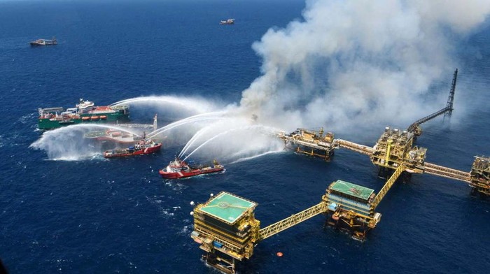 Chief Executive Officer of Pemex Octavio Romero listens to a person as he visits the offshore oil platform that caught fire at Pemex's Cantarell Field, in the Bay of Campeche, Gulf of Mexico, Mexico July 7, 2023. Courtesy Petroleos Mexicanos (PEMEX) @Pemex/Handout via REUTERS ATTENTION EDITORS - THIS IMAGE WAS PROVIDED BY A THIRD PARTY. NO RESALES. NO ARCHIVES. MANDATORY CREDIT