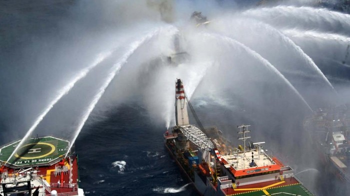 Chief Executive Officer of Pemex Octavio Romero listens to a person as he visits the offshore oil platform that caught fire at Pemex's Cantarell Field, in the Bay of Campeche, Gulf of Mexico, Mexico July 7, 2023. Courtesy Petroleos Mexicanos (PEMEX) @Pemex/Handout via REUTERS ATTENTION EDITORS - THIS IMAGE WAS PROVIDED BY A THIRD PARTY. NO RESALES. NO ARCHIVES. MANDATORY CREDIT