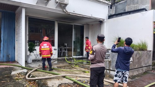 Kedai Anka Coffee di Jalan Nusa Kambangan Nomor 2, Kota Denpasar, Bali terbakar pada Sabtu (8/7/2023). (Dok. Polresta Denpasar)