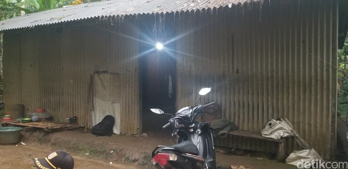Keluarga jember tinggal di tengah hutan