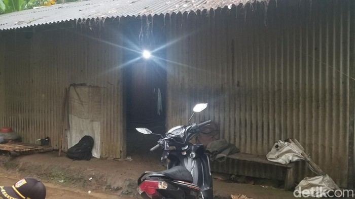 Keluarga jember tinggal di tengah hutan