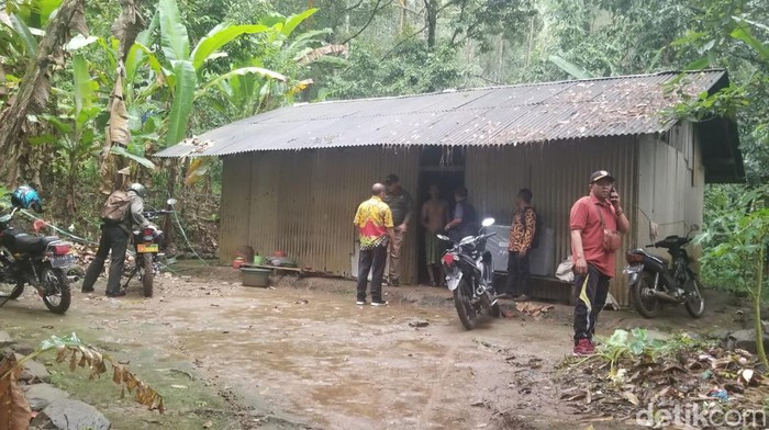 Keluarga tengah hutan jember