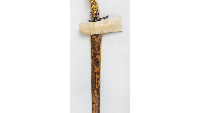 Keris ini punya bilah bergelombang menunjukkan pamornya. Polanya berwarna abu-abu, berasal dari penempaan besi dan logam yang mengandung nikel. Antara bilah dan gagang, ada enam batu mulia, dan pada gagangnya ada 24 batu mulia.