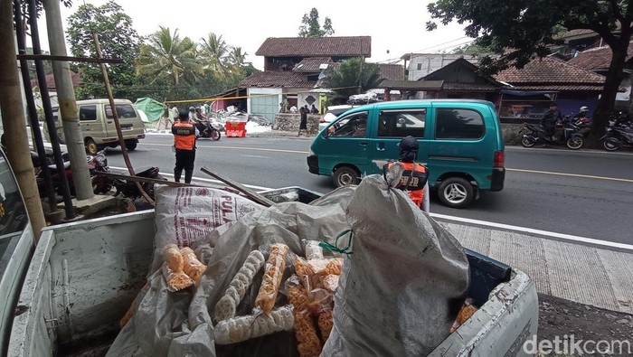 Kerupuk yang menyisakan tanda tanya dalam kecelakaan truk masuk sungai di Gentong.