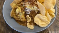 Ketoprak Telur (Rp 25.000) disajikan seporsi jumbo membuat kami terperangah. Isiannya ada lontong, tauge rebus, bihun, tahu, siraman bumbu kacang yang kental, kerupuk, dan telur dadar. Foto: detikFood/Yenny Mustika Sari