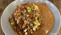 Nasi lengko atau sega lengko merupakan makanan khas Cirebon. Sajiannya sederhana, hanya berupa nasi, tahu, tauge, mentimun, bawang goreng, dan siraman bumbu kacang. Harga seporsi nasi lengko ini adalah Rp 18.000.  Foto: detikFood/Yenny Mustika Sari