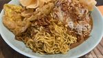 Porsinya Jumbo! Bisa Makan Ketoprak hingga Nasi Lengko di Kafe Ini
