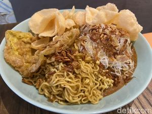 5 Sekte Indomie Goreng, Dicampur Ketoprak hingga Sate Padang