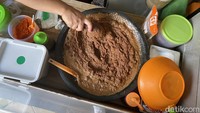 Pelayan yang bertugas mengulek bumbu kacang juga tampak sibuk meracik di area depan kafe. Kami melihat kalau bumbu kacangnya sangat kental legit. Foto: detikFood/Yenny Mustika Sari