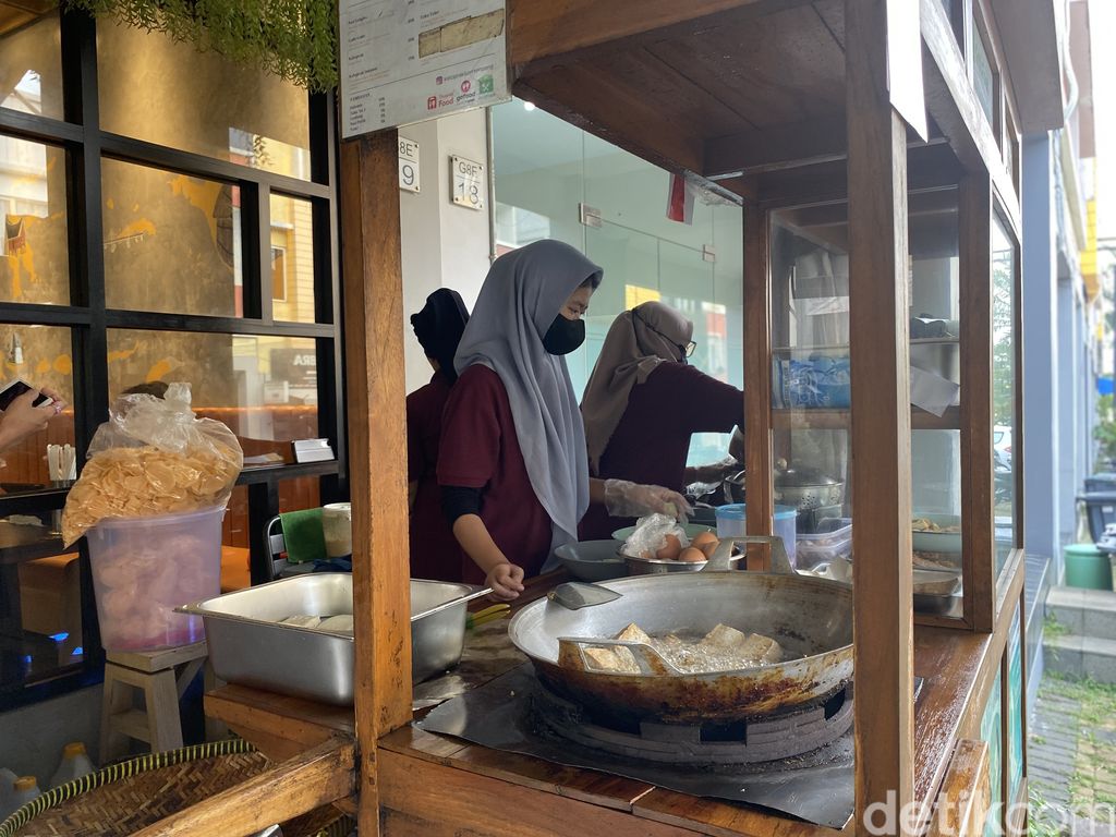 Ketoprak 'hidden gem' di Gading Serpong. Bisa cicip di Ketoprak Lurrr.