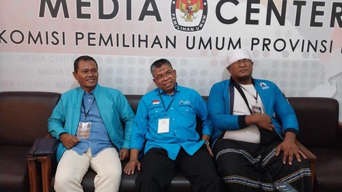 Ketua DPW Partai Gelora Mudjiono (tengah) di KPU Bali, Sabtu (8/7/2023). (Foto: Rizki Setyo Samudero/detikBali)