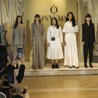 Model memeragakan busana di Ganara Art, Plaza Indonesia, Jakarta, Jumat (7/7/2023). Dalam peragaan busananya Onycha menghadirkan 18 look.