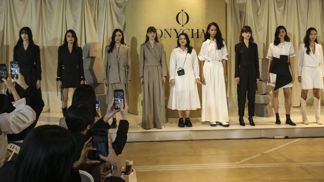 Model memeragakan busana di Ganara Art, Plaza Indonesia, Jakarta, Jumat (7/7/2023). Dalam peragaan busananya Onycha menghadirkan 18 look.