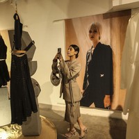 Perannya tentu tidak jarang bertentangan antara satu dengan yang lainnya dan ditengah itu wanita berada dalam sebuah perjalanan untuk menggapai mimpinya.