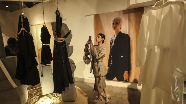 Perannya tentu tidak jarang bertentangan antara satu dengan yang lainnya dan ditengah itu wanita berada dalam sebuah perjalanan untuk menggapai mimpinya.