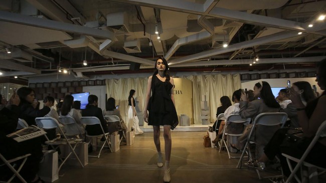 Onycha menampilkan koleksi busana ready to wear yang memadukan desain yang merefleksikan karakter seseorang, material dengan kualitas tinggi dan keterampilan yang istimewa.