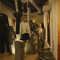 Koleksi busana ini turut mendukung komunitas penjahit rumahan yang telah dilatih secara khusus, pemilihan benang organik dan natural serta pewarnaan kain alami dipilih untuk keberlangsungan bumi.