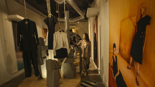 Koleksi busana ini turut mendukung komunitas penjahit rumahan yang telah dilatih secara khusus, pemilihan benang organik dan natural serta pewarnaan kain alami dipilih untuk keberlangsungan bumi.