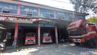 Kondisi memprihatinkan pun sudah mulai terlihat pada bagian depan bangunan kantor Damkar Kota Cirebon. Di mana atap pada bagian depan bangunan terlihat sudah mulai rapuh, bahkan sebagian sudah ada yang ambruk. 