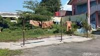 Bergeser ke bagian samping gedung, di lokasi ini terlihat sudah banyak ditumbuhi tanaman liar. Dan dan antara tanaman liar itu terlihat ada satu unit mobil atau armada milik Damkar Kota Cirebon yang teronggok hingga mulai dipenuhi tanaman rambat.  