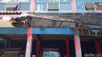 Atap kanopi di depan mako Damkar Kota Cirebon yang hampir roboh.