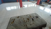  Kondisi memprihatinkan dirasakan oleh para petugas Dinas Kebakaran (Damkar) Kota Cirebon. Di tengah tuntutan harus serba bisa mengatasi berbagai macam tugas berat, para personel ini tak didukung oleh fasilitas yang memadai. 