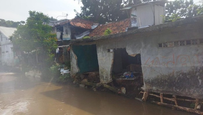 Kondisi tembok rumah warga di Kramat Jati jebol akibat tergerus air Sungai Kali Baru