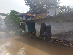 Tembok Rumah di Kramat Jati Jebol Tergerus Sungai, RT Usul Pasang Turap Baru