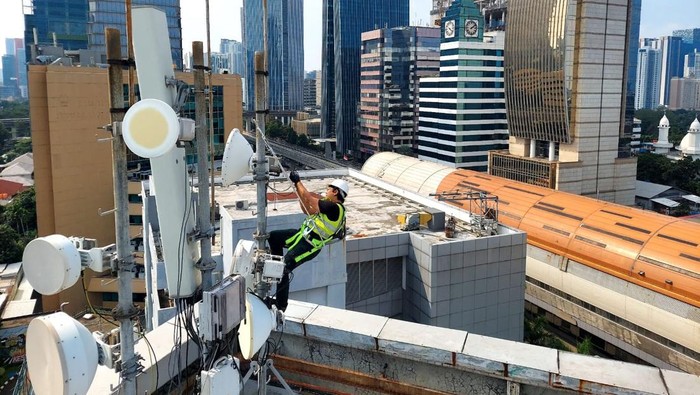 Seluruh jalur LRT termasuk semua stasiun baik yang berada di lintas Cibubur maupun lintas Bekasi kini terlayani oleh jaringan 4G XL Axiata.