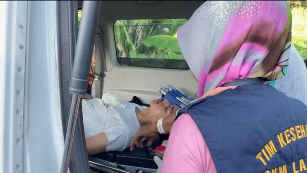 Korban kericuhan antarsuporter PSM di Stadion Gelora BJ Habibie, Parepare dirawat tim medis.
