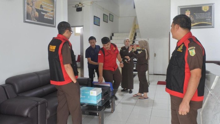 Kejati Bengkulu menggeledah sebuah bank penyalur dana UMKM, Jumat (7/7).