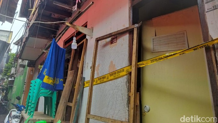 Tabung gas meledak di kawasan Tebet, Jakarta Selatan. Ledakan berasal dari rumah warga bernama Lukman Hakim. Ada 6 korban luka dan 2 korban meninggal dunia.