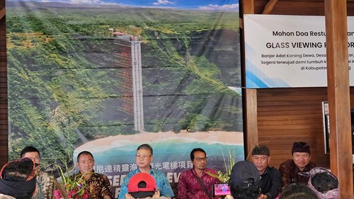 Lift kaca outdoor dipasang di Pantai Kelingking, Nusa Penida, dengan tinggi 182 meter dan dengan dilengkapi jalan kaca, Sabtu (8/7/2023). (Putu Krista/detikBali)