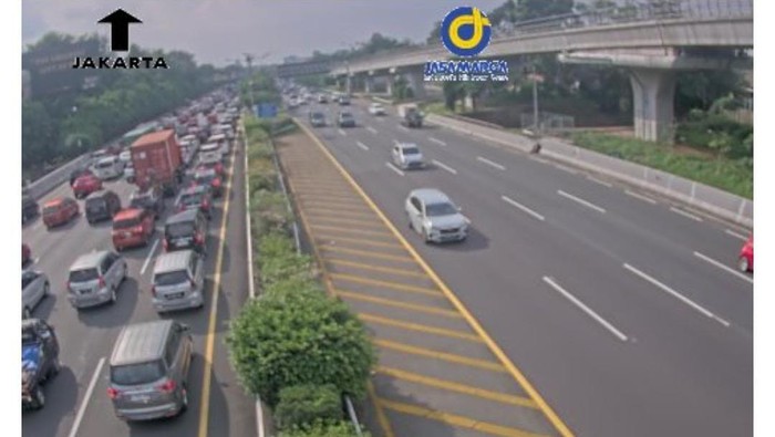 Macet di Tol Jagorawi arah Jakarta pada Sabtu (8/7/2023) pukul 15.03 WIB (dok. Travoy)