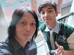 8 Potret Ganteng Anak Once Mekel yang Beranjak Dewasa, Magang di Firma Hukum